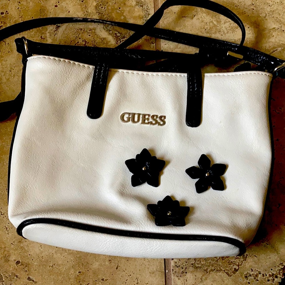 Guess purse, in great condition, hardly used.